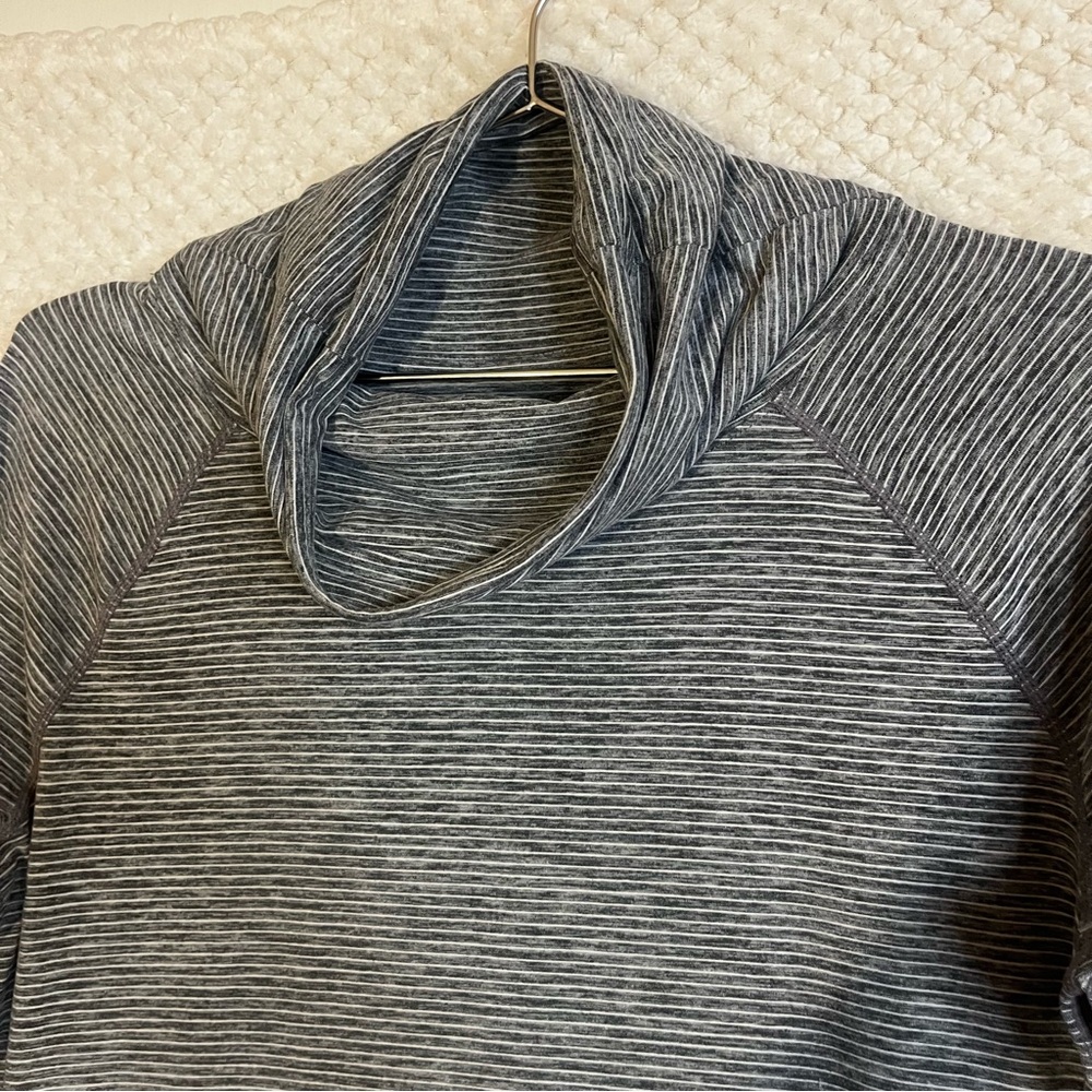 GAP Fit Womens Cowl Neck Sweater Gray White Striped Active Workout Sz Medium - Picture 3 of 6